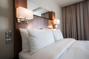 Premium Room | Hypo-allergenic bedding, in-room safe, desk, laptop workspace - Radisson Blu Conference Hotel, Düsseldorf (Düsseldorf)
