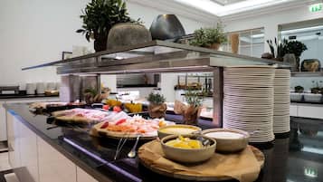 Tägliches Frühstücksbuffet (28.0 EUR pro Person)