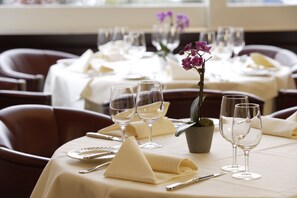 Petit déjeuner, déjeuner et dîner servis sur place