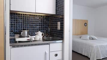 Fridge, coffee/tea maker
