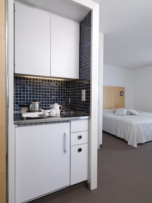 Kühlschrank, Wasserkocher mit Kaffee-/Teezubehör