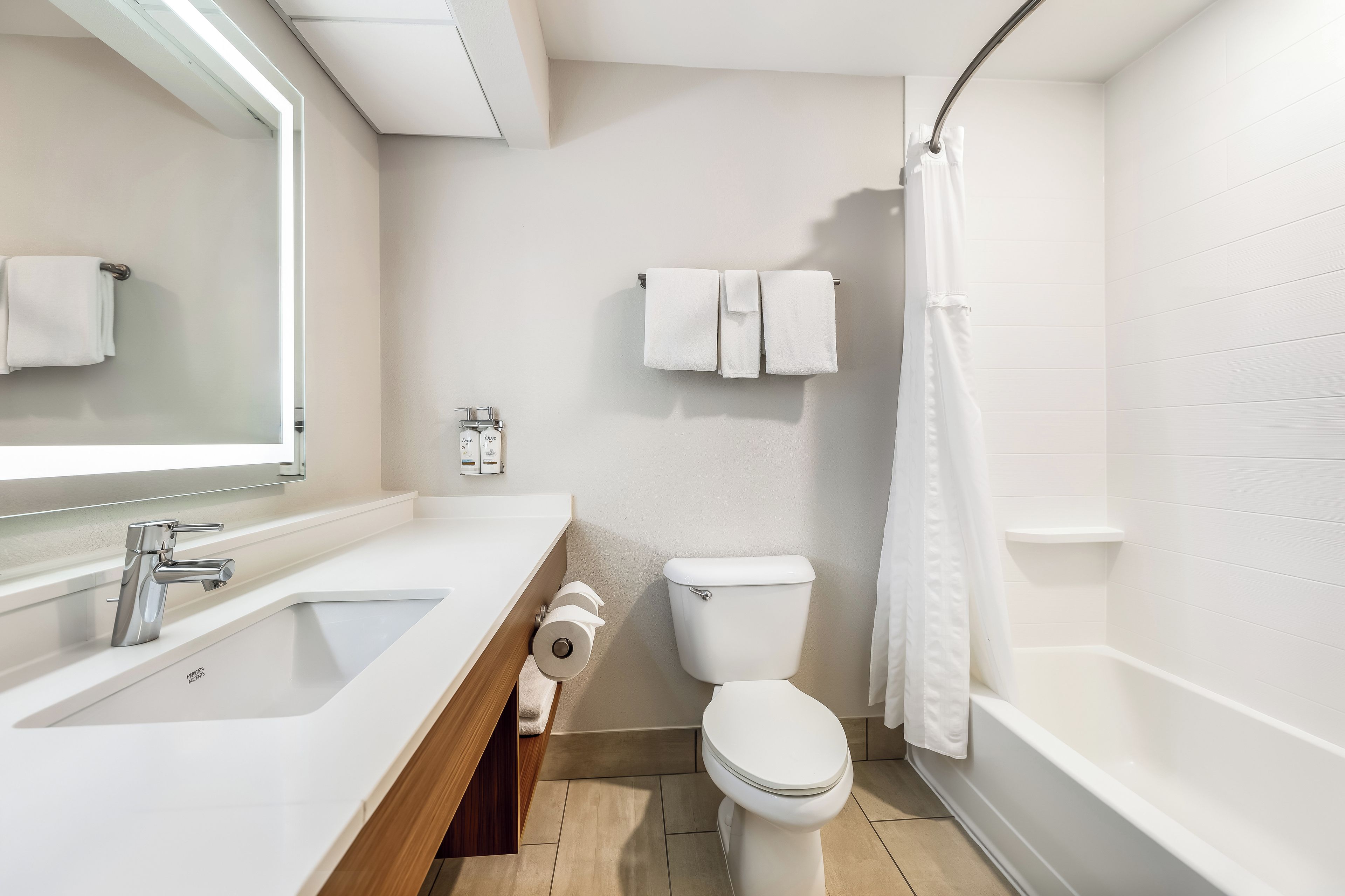 Un baño moderno con lavamanos, inodoro y bañera.