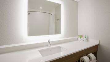 Combined shower/bathtub, free toiletries, hair dryer, towels