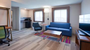 Suite, 1 cama de matrimonio grande | Zona de estar | Una televisión, una consola de videojuegos, películas de pago