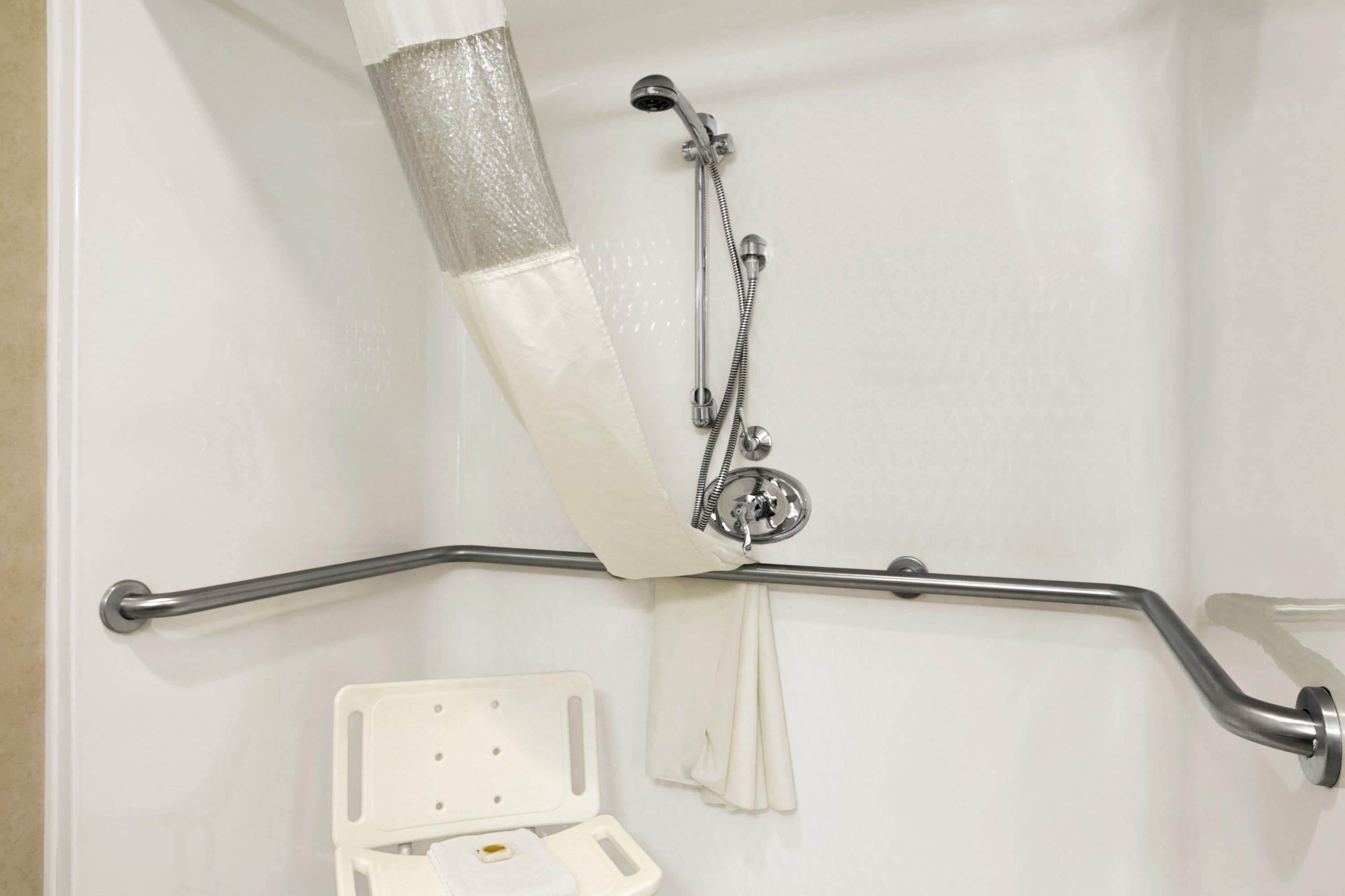 Pengering rambut, handuk, sabun, dan sampo