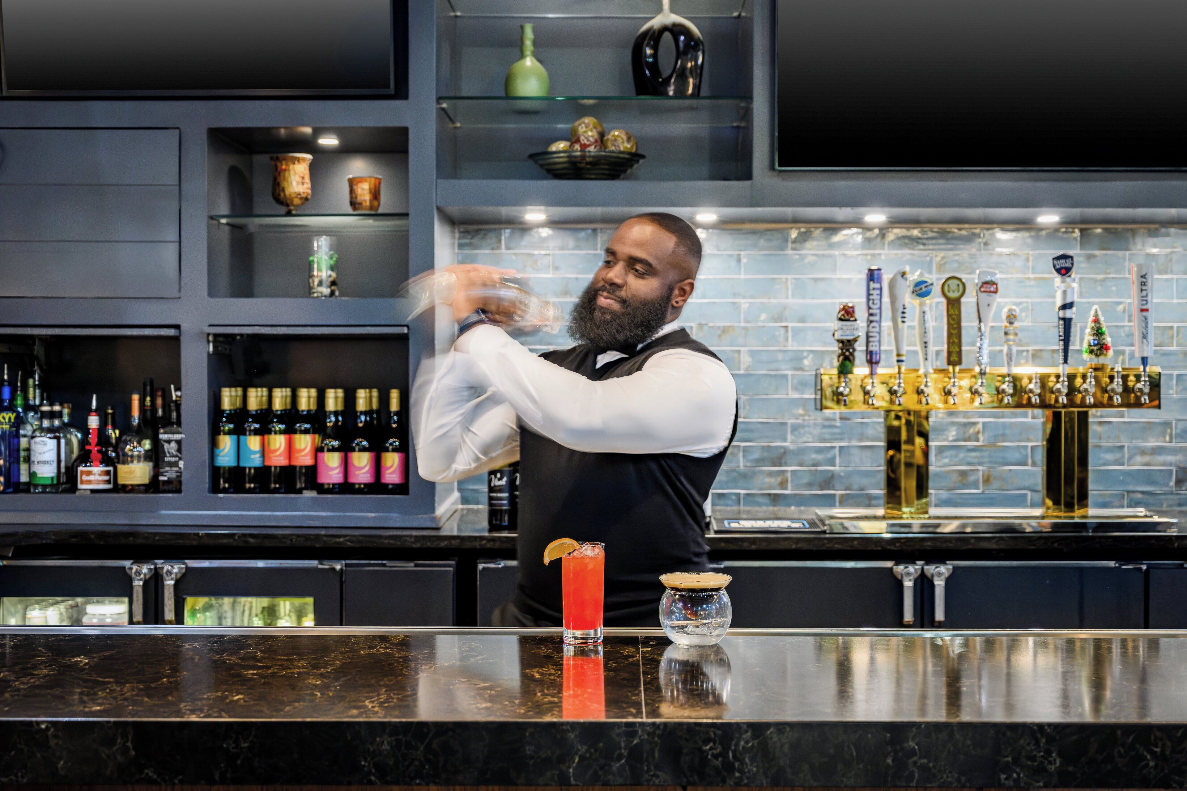 2 restaurants; breakfast, lunch, and dinner served