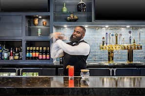 2 restaurants; breakfast, lunch and dinner served