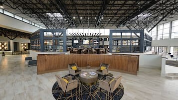 2 restaurantes; se sirve desayuno, almuerzo y cena