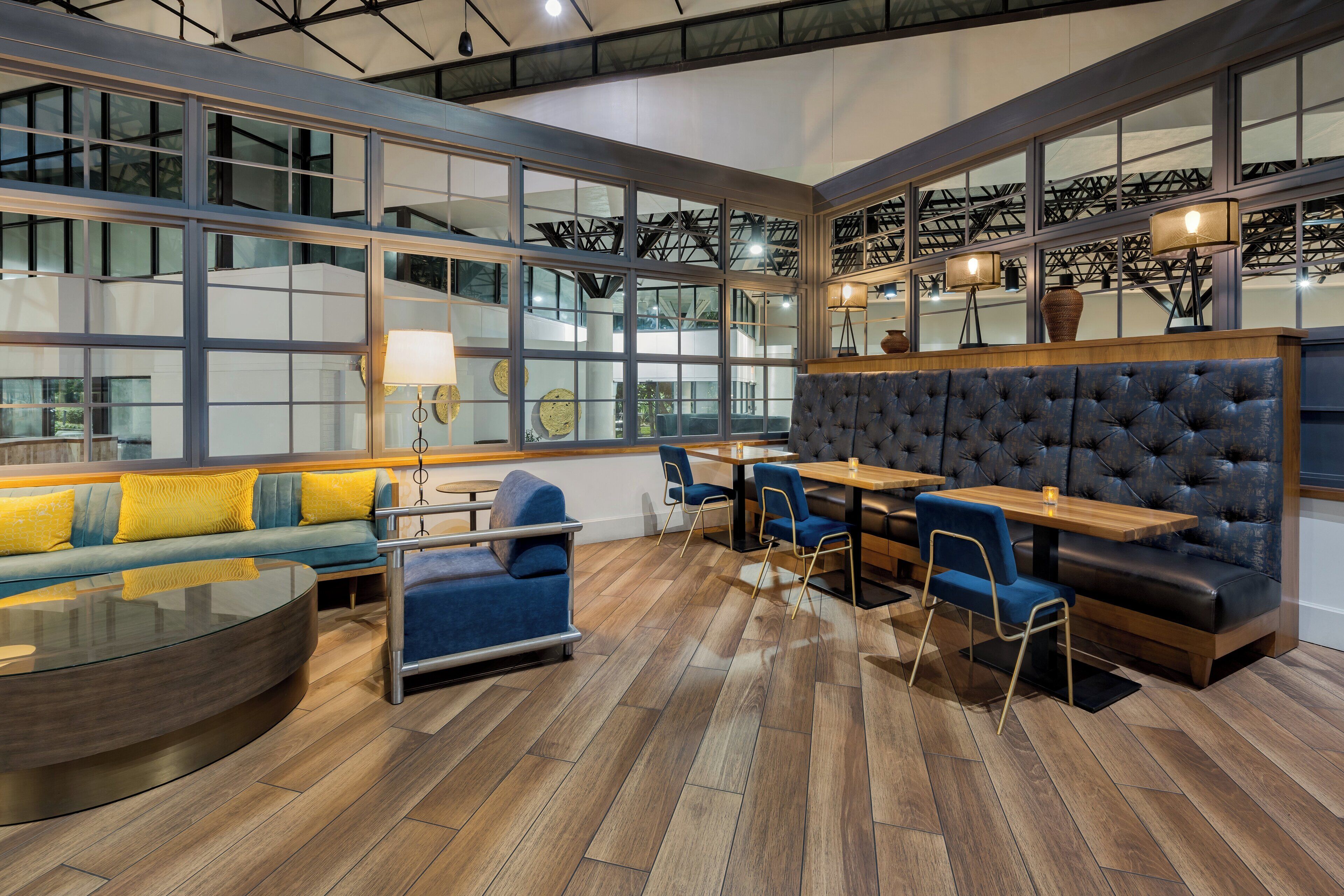 2 restaurants, breakfast served