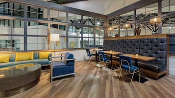 2 restaurants; breakfast, lunch, and dinner served