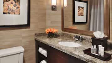Ensemble douche/baignoire, articles de toilette gratuits, sèche-cheveux