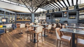 2 restaurants, breakfast served