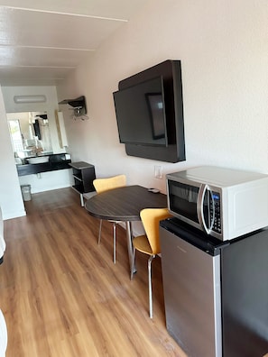 Free WiFi, bed sheets - Motel 6 Brunswick, GA (Brunswick)