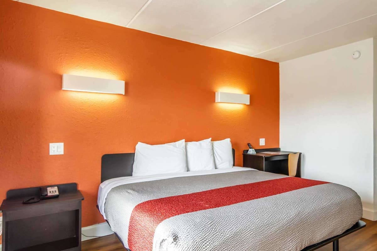 Free WiFi, bed sheets