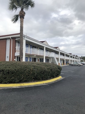 Property grounds - Motel 6 Brunswick, GA (Brunswick)