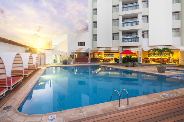 حمّام سباحة خارجي، مظلات على حمّام السباحة، مقاعد للتشمس