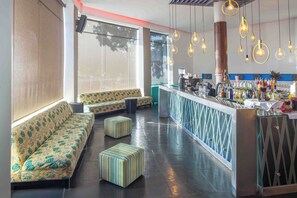 2 bares/lounges, bar na praia