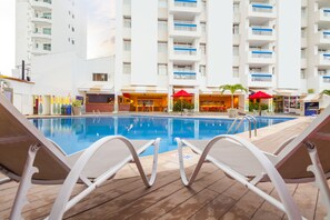 Piscine extérieure, parasols de plage, chaises longues