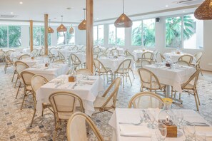 4 restauranter: frokost, lunsj og middag serveres