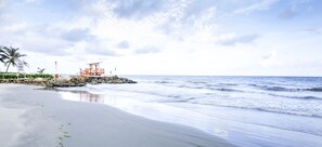 Perto da praia, areia preta, toalhas de praia, bar na praia 