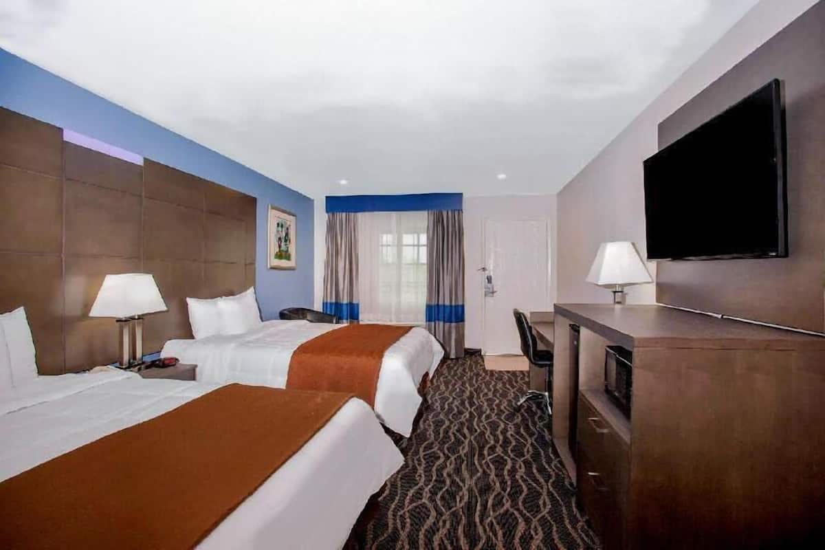 Escritorio, cortinas blackout y tabla de planchar con plancha