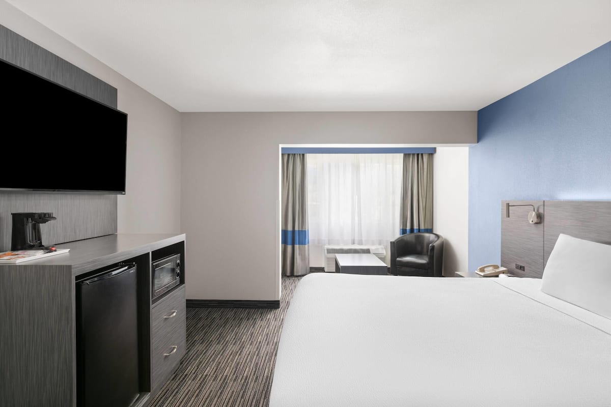Room, 1 King Bed, Non Smoking | Desk, blackout curtains, iron/ironing board, free cots/infant beds