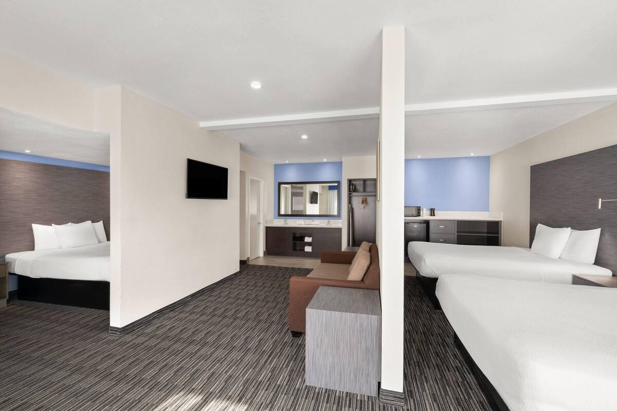 Suite, 3 Queen Beds w/ Sofa Bed, Non-Smoking | โต๊ะทำงาน, ผ้าม่านกันแสง, เตารีด/โต๊ะรีดผ้า, เปล/เตียงเด็กอ่อน (ฟรี)