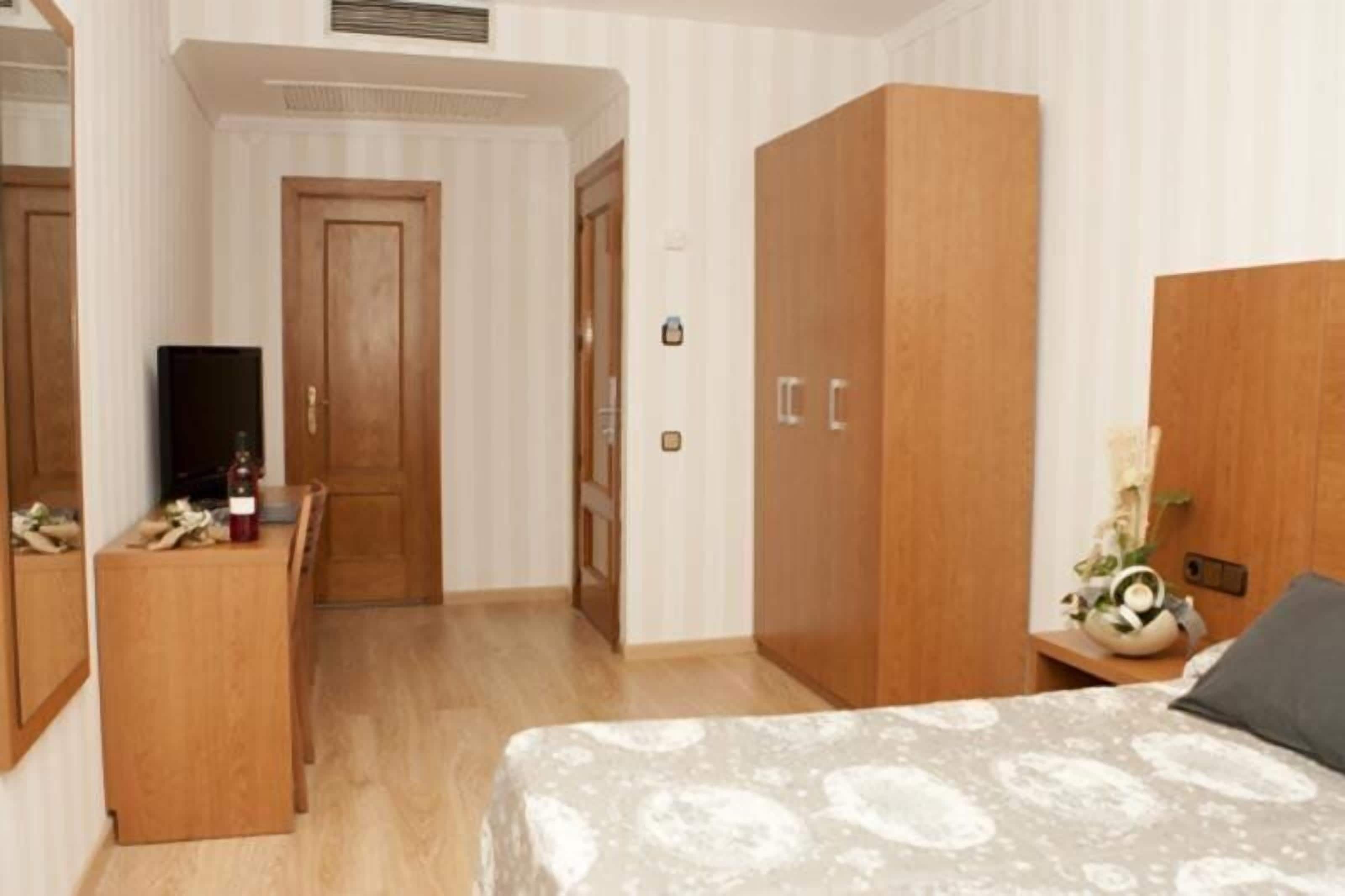 In-room safe, soundproofing, free WiFi, bed sheets