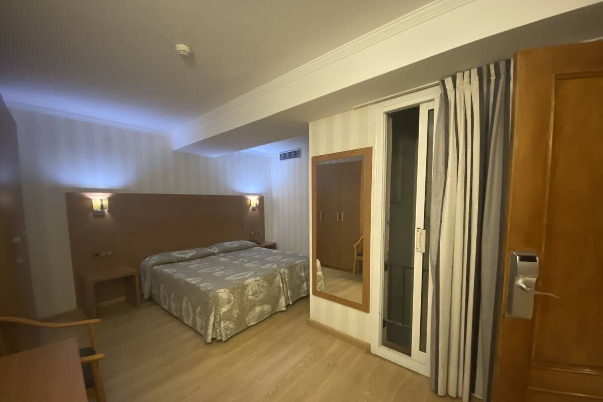 Herbergi með tvíbreiðu rúmi (Interior) | Öryggishólf í herbergi, hljóðeinangrun, ókeypis þráðlaus nettenging