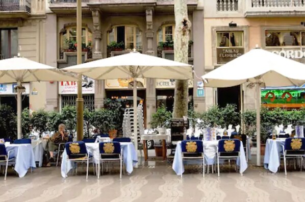 Outdoor dining - Ramblas Barcelona (Barcelona)