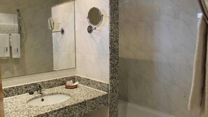 Shower, hair dryer, bidet, towels - Ramblas Barcelona (Barcelona)