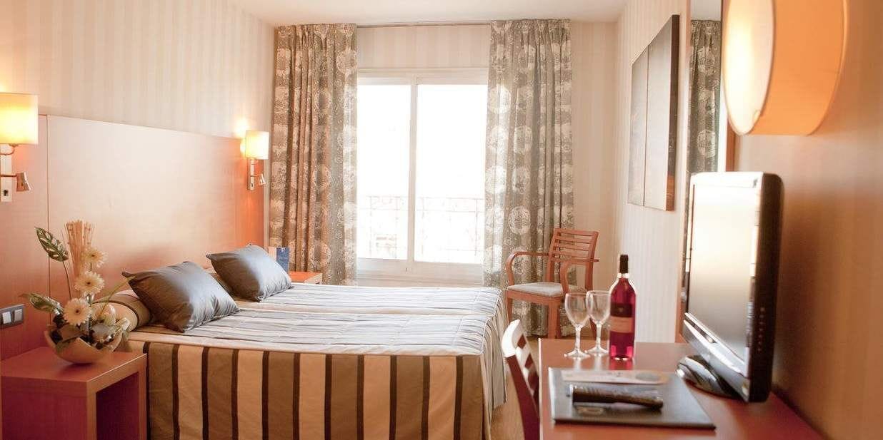 In-room safe, soundproofing, free WiFi, bed sheets