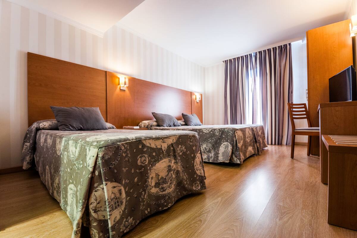 Double Room with Extra Bed | Öryggishólf í herbergi, hljóðeinangrun, ókeypis þráðlaus nettenging