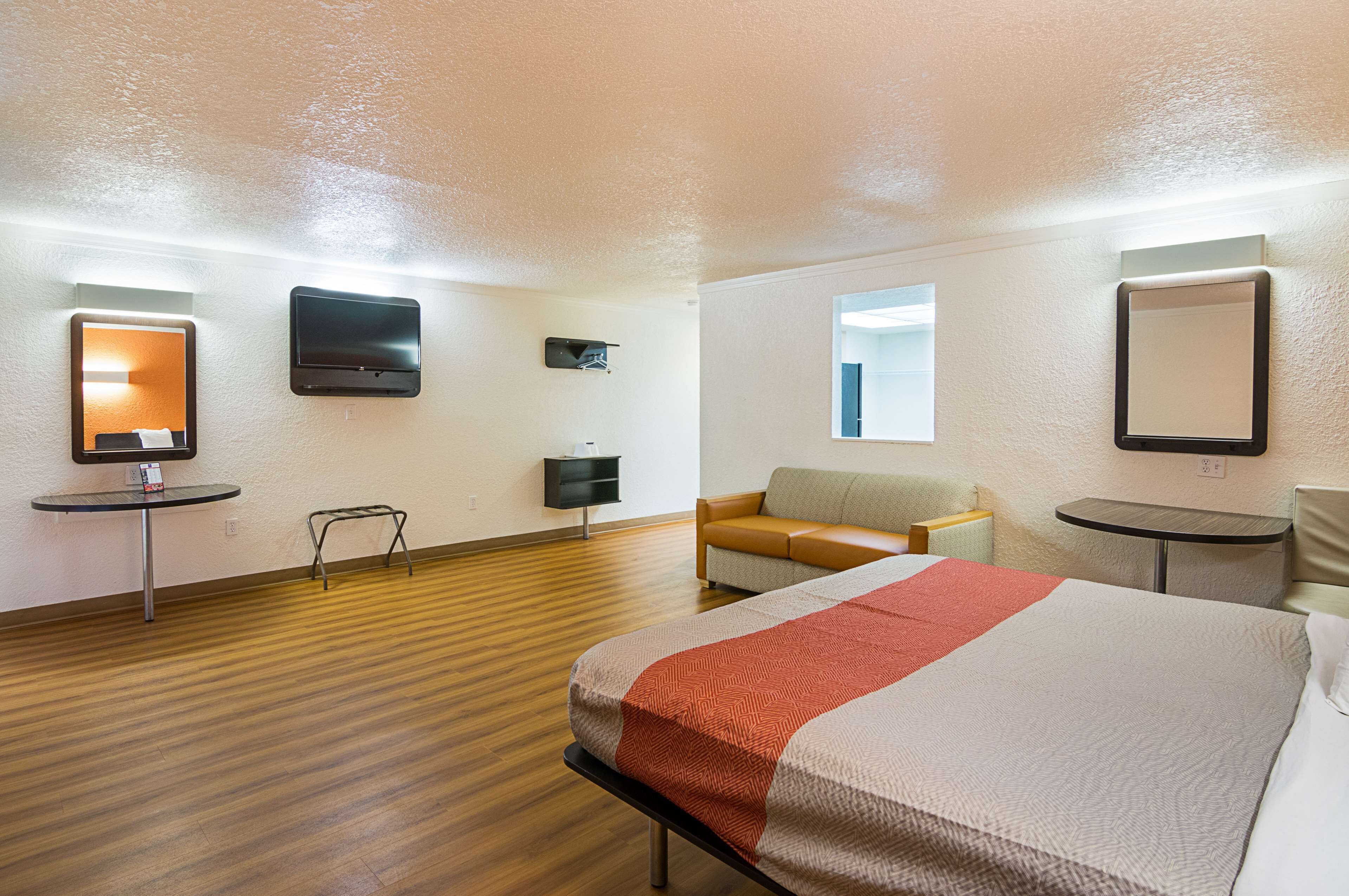 In-room safe, free WiFi, bed sheets