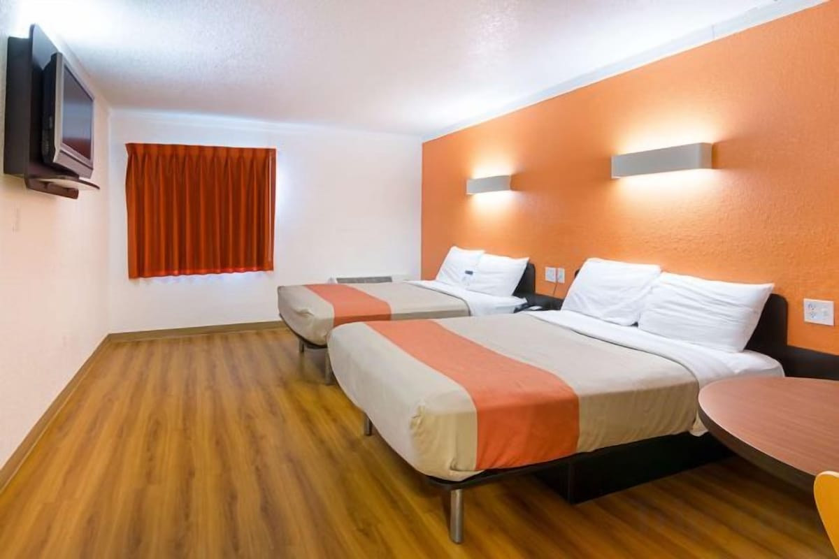 Two Double Beds With Fridge&Microwave-Non-Smoking
