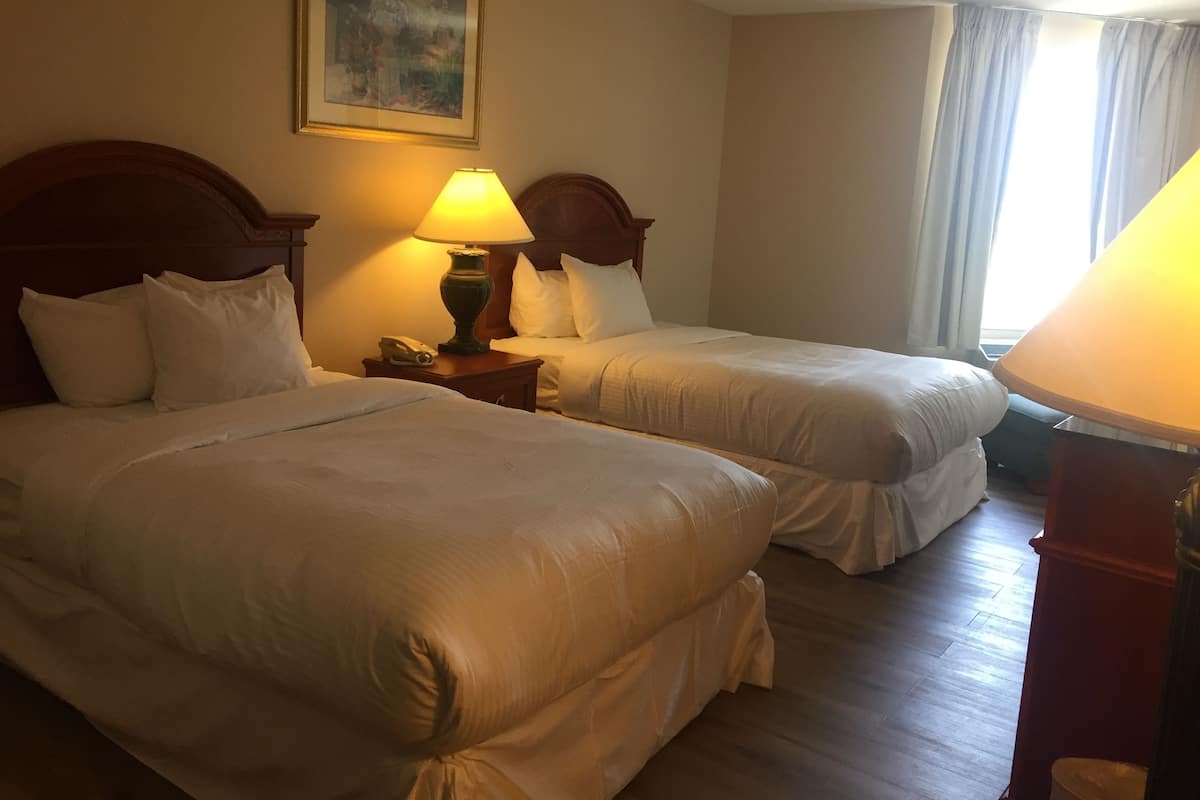 Habitación Deluxe, 2 camas dobles | Escritorio, cortinas opacas, tabla de planchar con plancha y wifi gratis