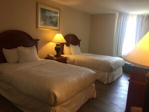 Chambre Deluxe, 2 lits doubles | Bureau, rideaux d’obscurcissement, fer et planche à repasser