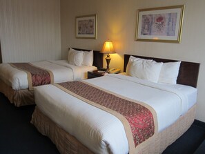 Desk, blackout curtains, iron/ironing board, free WiFi - Toronto Plaza Airport Hotel-formelydays Hotel &con (Toronto)