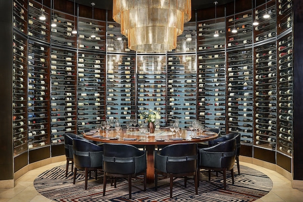 Breakfast, lunch, dinner served; American cuisine