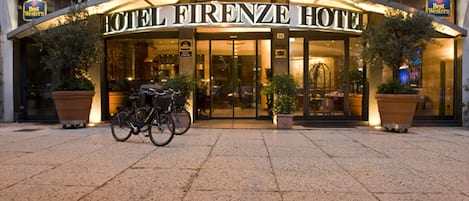 Façade de l’hébergement – soirée/nuit
