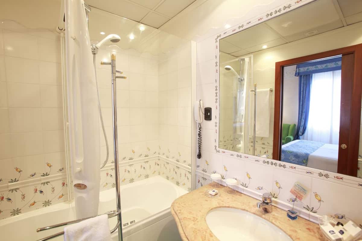 shower, free toiletries, hair dryer, bidet