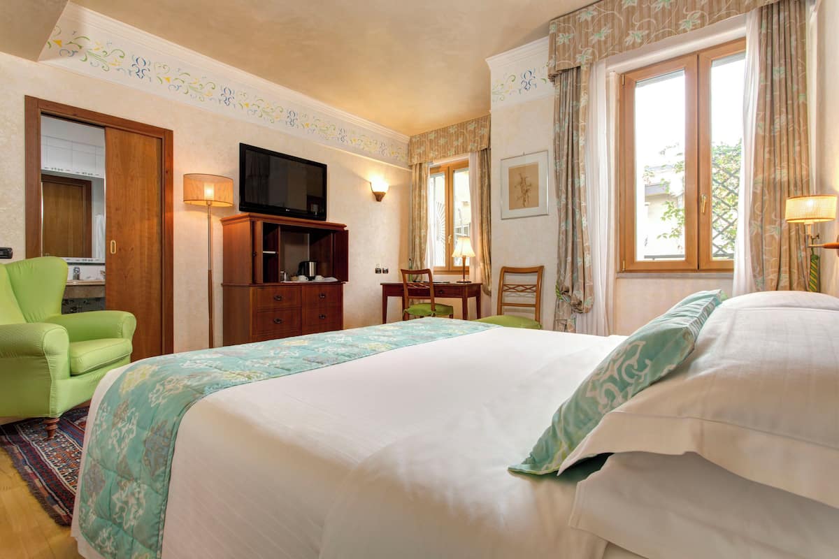 standard double room | minibar, in-room safe, iron/ironing board, cots/infant beds