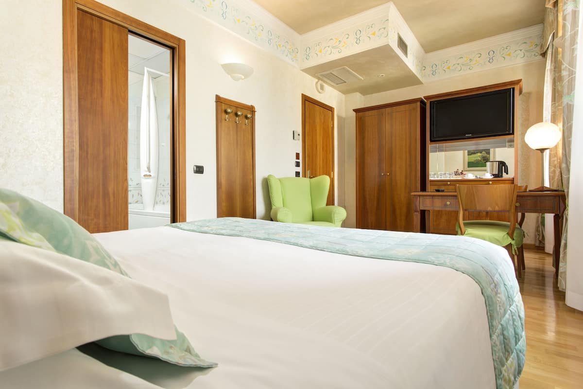 superior double room | minibar, in-room safe, iron/ironing board, cots/infant beds