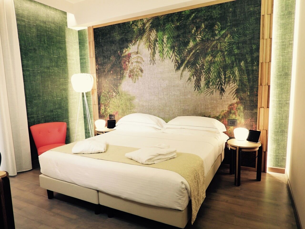 premium double room | minibar, in-room safe, iron/ironing board, cots/infant beds