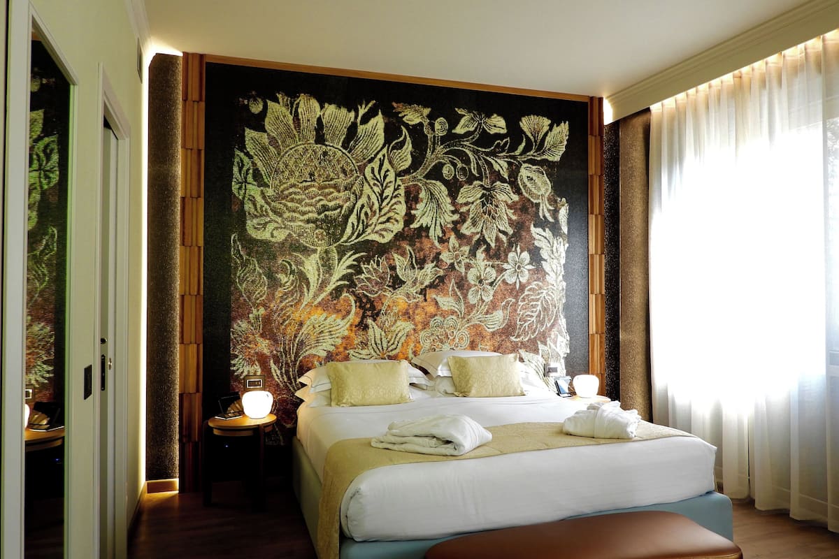 minibar, in-room safe, iron/ironing board, cots/infant beds