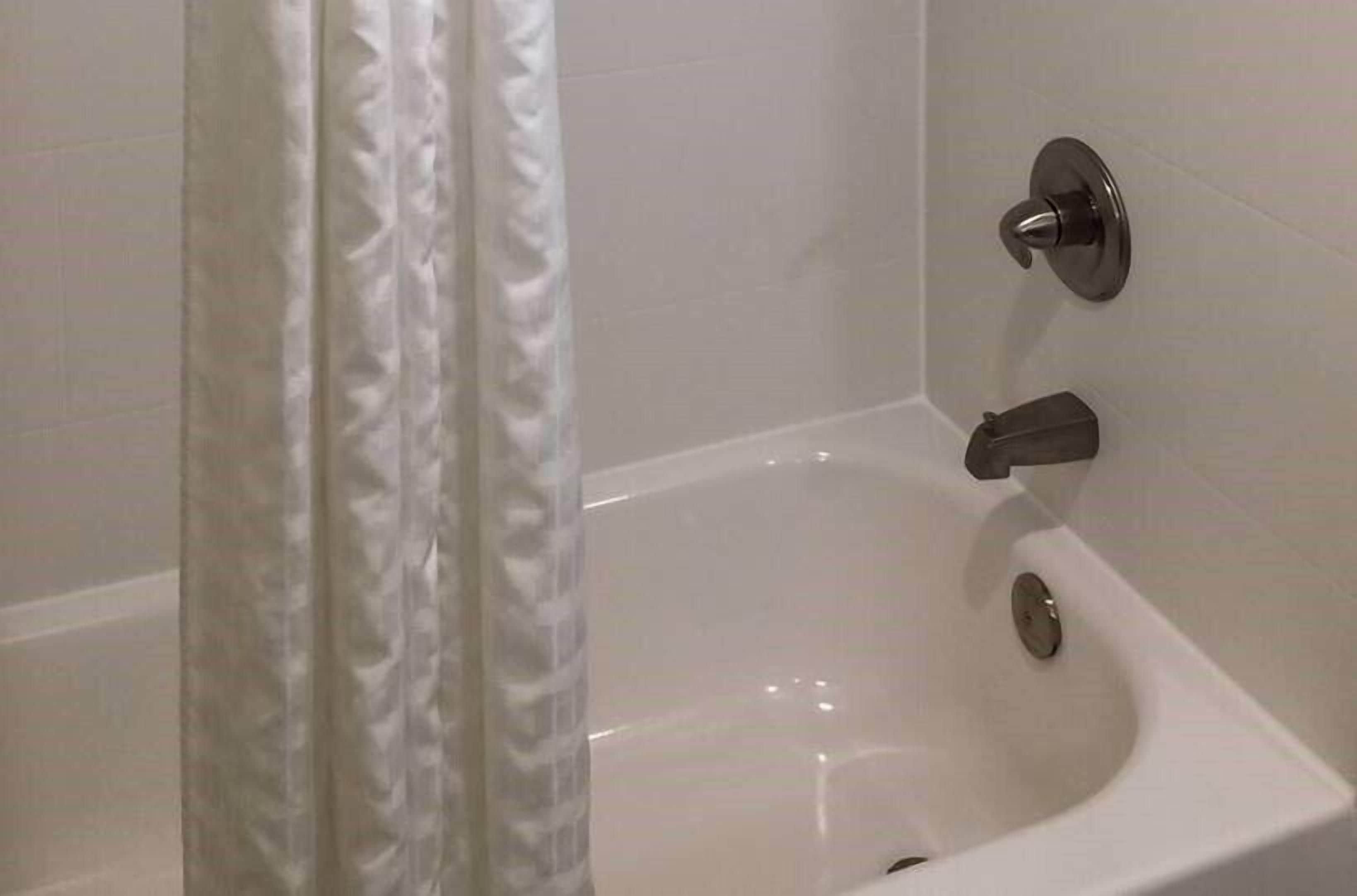 standard room, 1 king bed, non smoking | bathroom | combined shower/bathtub, deep-soaking bathtub, rainfall showerhead