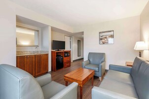 套房, 1 张特大床和 1 张沙发床, 无障碍, 无烟房 | 高档床上用品、加厚床垫、客房内保险箱、办公桌