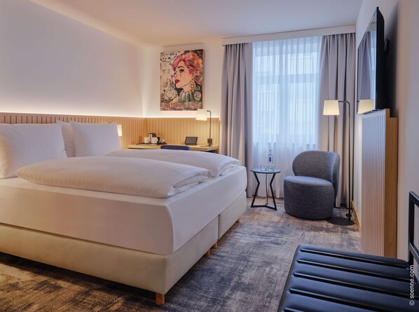 Caja de seguridad en la habitación y escritorio 