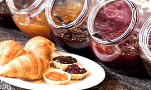 A plate with croissants and small jars of jam. - Dorint Hotel Würzburg (Würzburg)