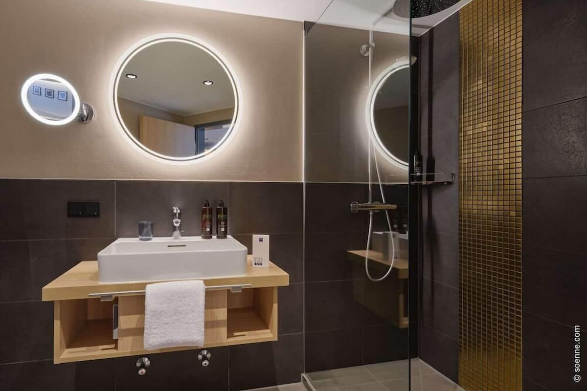 Baño | Regadera, secadora de cabello, toallas